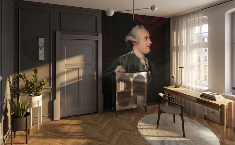 Wnętrze pokoju z szarymi ścianami, drewnianymi meblami i roślinami w doniczkach, dopamine decor.