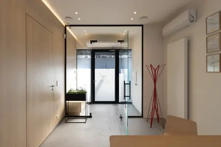 Przedpokój w stylu japandi z elementami minimalistycznymi, nowoczesnymi i skandynawskimi.