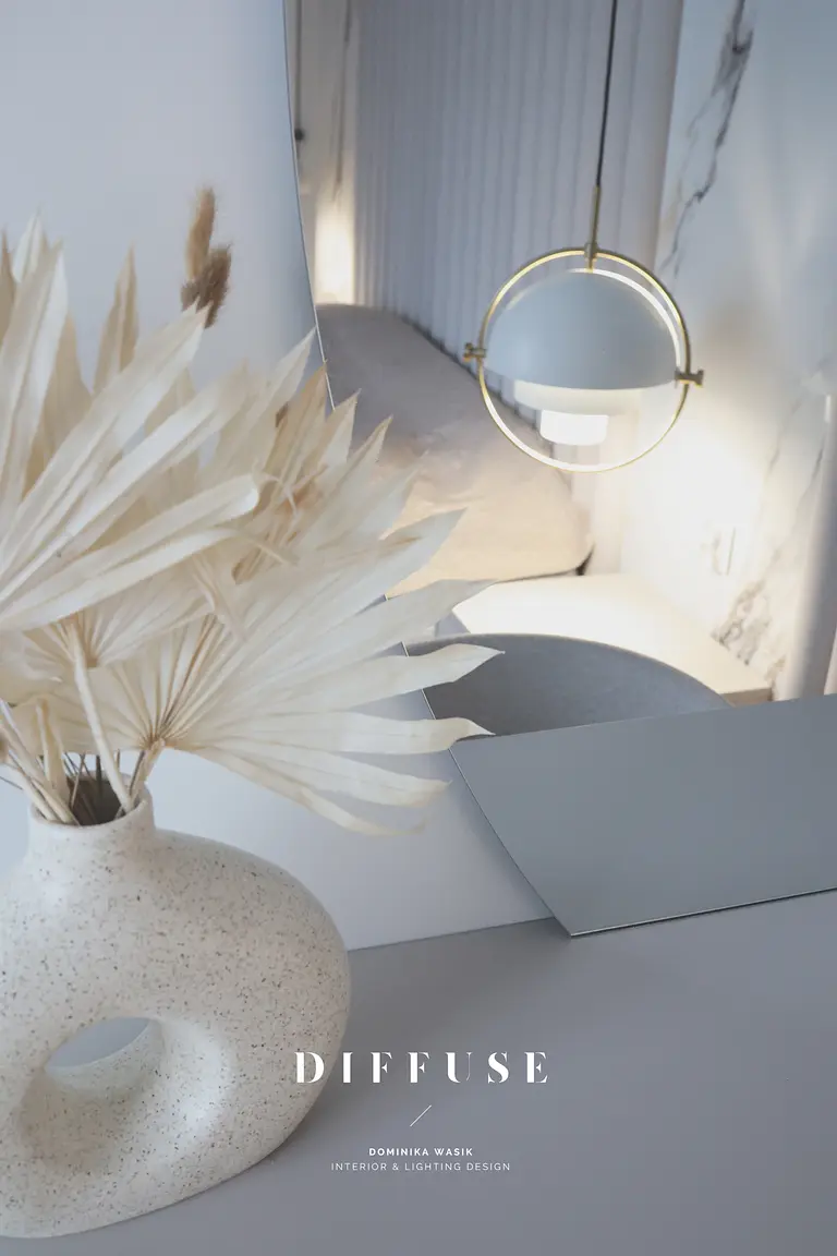 Wnętrze w stylu boho i minimalistycznym z dekoracyjną roślinnością w wazonie.