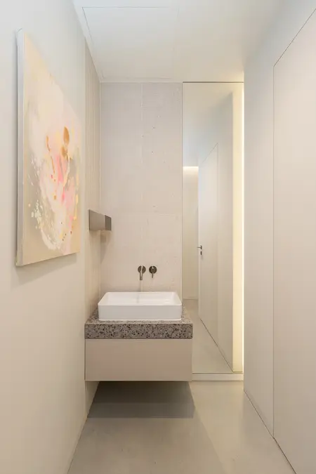 Nowoczesna łazienka z minimalistycznym designem w stylu japandi, skandynawskim i soft minimalizmie.