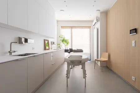 Wnętrze z białymi meblami, drewnianymi detalami, styl japandi, minimalistyczny, nowoczesny, skandynawski.