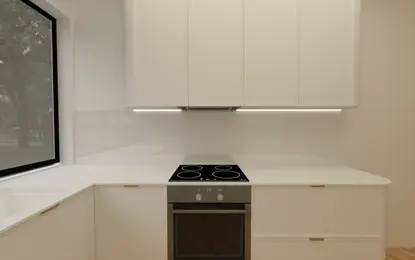 Kuchnia w stylu minimalistycznym z białymi meblami i drewnianym blatem.