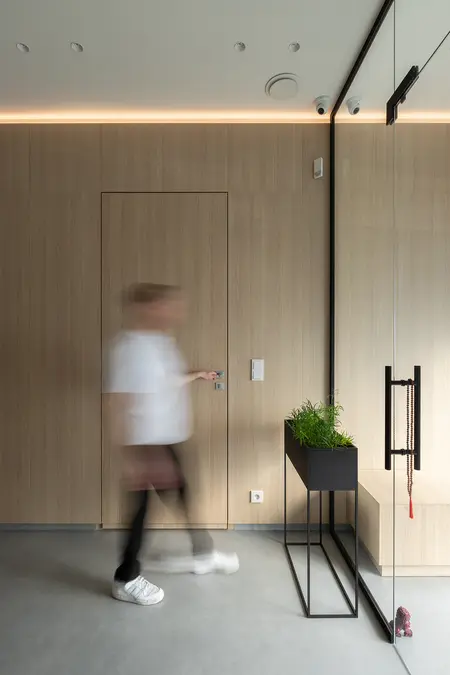 Przedpokój w stylu japandi z minimalistycznymi meblami.