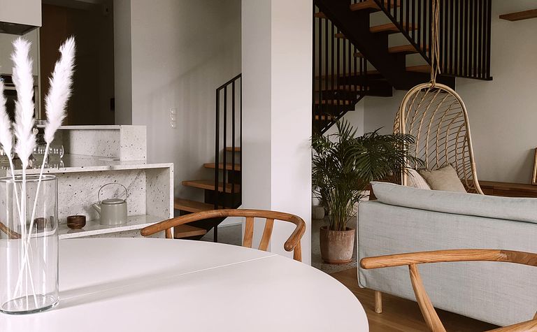Wnętrze w stylu boho, japandi i minimalistycznym z roślinnością.