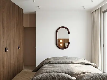 Sypialnia w stylu eklektycznym z drewnianym łóżkiem, minimalistycznym lustrem i szarymi akcentami.