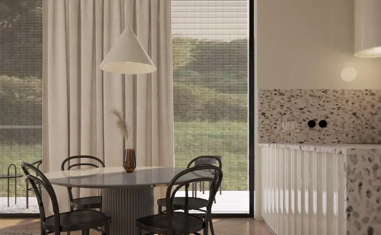 Jadalnia w stylu art deco, boho, japandi z drewnianym stołem i czarnymi krzesłami.