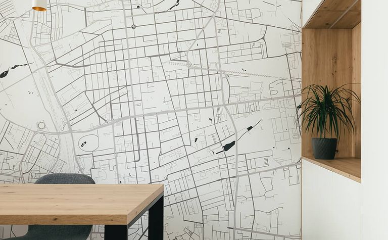 Wnętrze jadalnii w stylu minimalistycznym i skandynawskim z mapą i rośliną