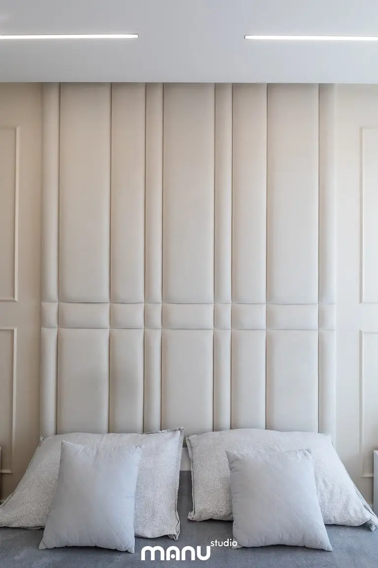 Wnętrze sypialni z beżowym zagłówkiem, szarymi poduszkami, styl art deco, nowoczesny, quiet luxury.
