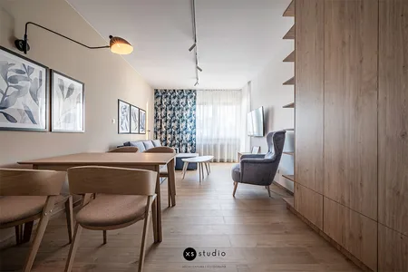 Wnętrze salonu w stylu boho, nowoczesnym i skandynawskim z wygodnymi meblami.