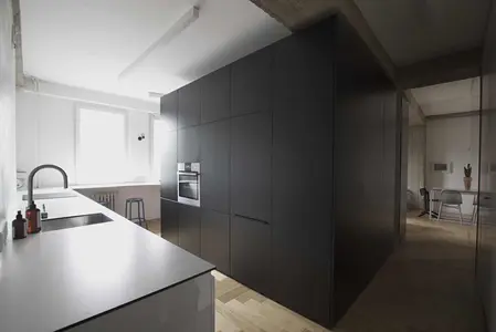 Kuchnia w stylu eklektycznym z minimalistycznymi akcentami