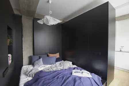 Sypialnia w stylu eklektycznym z minimalistycznymi akcentami, nowoczesnym oświetleniem.