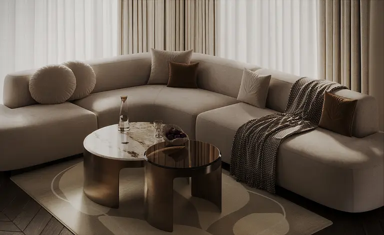 Wnętrze salonu z beżową sofą, złotymi stolikami i zasłonami w stylu quiet luxury.