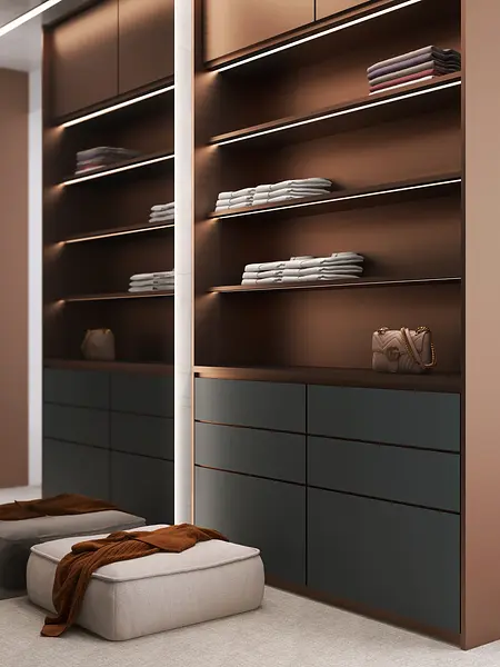 Garderoba z nowoczesnymi elementami, quiet luxury, współczesne meble i oświetlenie.