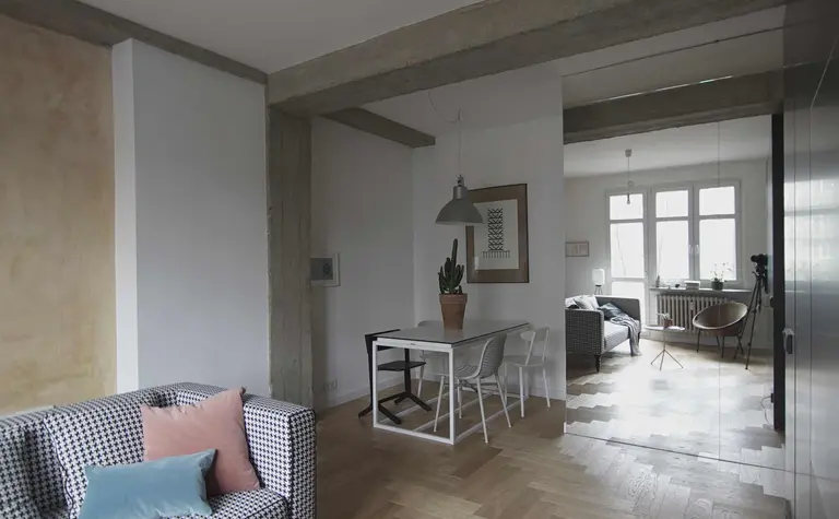Wnętrze salonu z eklektycznym i minimalistycznym stylem, nowoczesne meble.