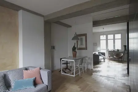 Wnętrze salonu z eklektycznym i minimalistycznym stylem, nowoczesne meble.