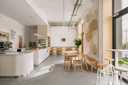 Wnętrze kawiarni w stylu boho i skandynawskim z drewnianymi meblami