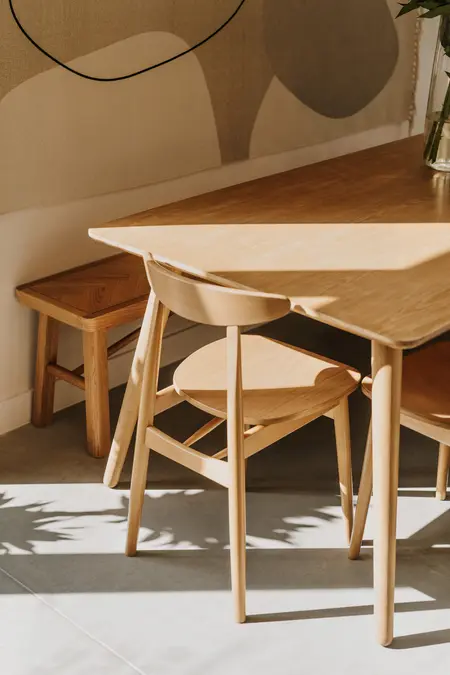 Wnętrze jadalni z drewnianym stołem i krzesłami, styl boho, japandi, minimalistyczny, skandynawski.