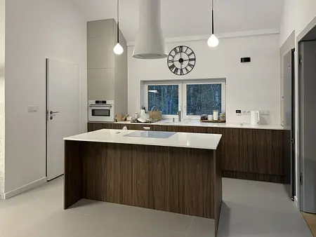 Nowoczesna kuchnia boho z drewnianymi akcentami, minimalistycznym designem i rustykalnymi detalami.