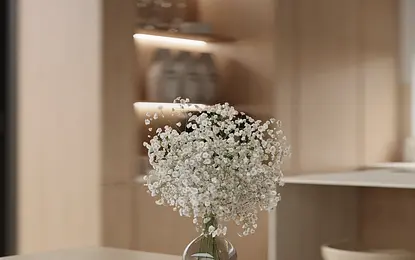 Wnętrze kuchni w stylu japandi, minimalistycznym z białymi akcentami.
