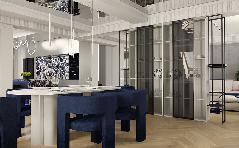 Wnętrze jadalni w stylu dopamine decor i eklektycznym z niebieskimi krzesłami.