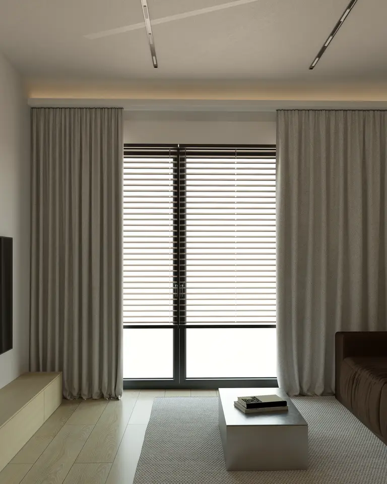 Minimalistyczny salon z szarymi zasłonami i nowoczesnym stolikiem.