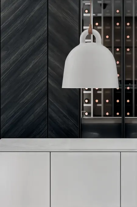 Wnętrze z minimalistyczną lampą w nowoczesnym stylu, skandynawski design.