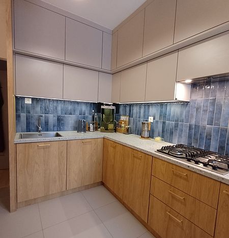 Kuchnia w stylu eklektycznym, nowoczesnym z soft minimalizmem, z drewnianymi meblami i niebieskimi płytkami.