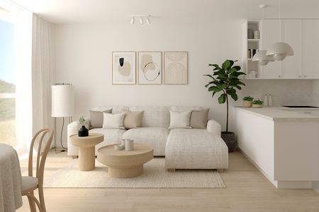Wnętrze salonu z jasną sofą, drewnianymi stolikami i rośliną w stylu soft minimalizm.