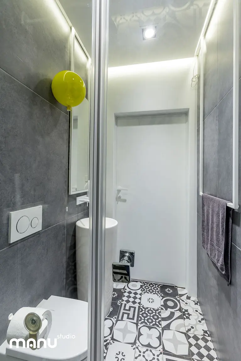 Łazienka w stylu industrialnym z minimalistycznym designem, nowoczesnymi akcentami i skandynawskim wykończeniem.