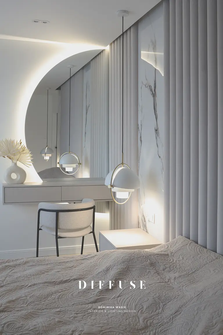 Wnętrze sypialni z boho i minimalistycznymi elementami, szare zasłony, nowoczesne lampy.