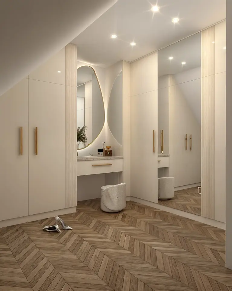 Garderoba w stylu glamour i minimaluxe z drewnianą podłogą i dużymi lustrami.