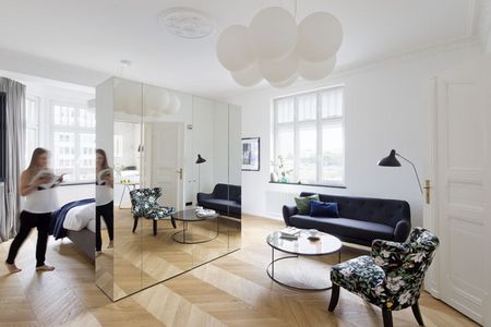 Wnętrze z lustrzaną ścianą, nowoczesny design, minimaluxe, quiet luxury