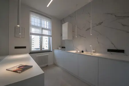 Nowoczesna kuchnia w stylu minimaluxe z marmurowymi detalami.