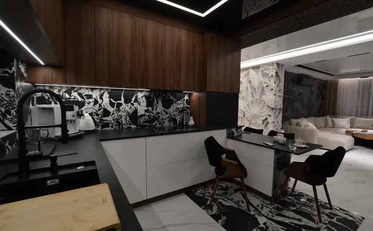 Nowoczesna kuchnia z drewnianymi meblami i czarnymi detalami, współczesny design.