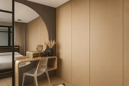 Wnętrze w stylu industrialnym z drewnianym biurkiem i lustrem
