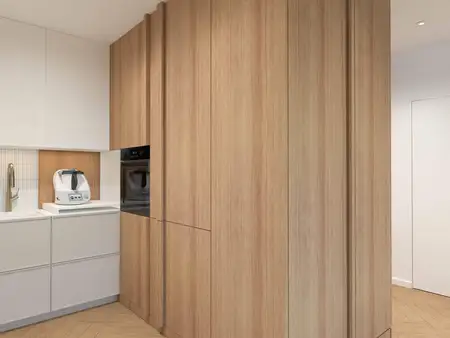 Kuchnia japandi z drewnianymi szafkami i minimalistycznym designem.
