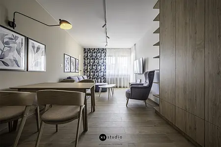 Wnętrze salonu w stylu boho, nowoczesnym i skandynawskim z wygodnymi meblami.