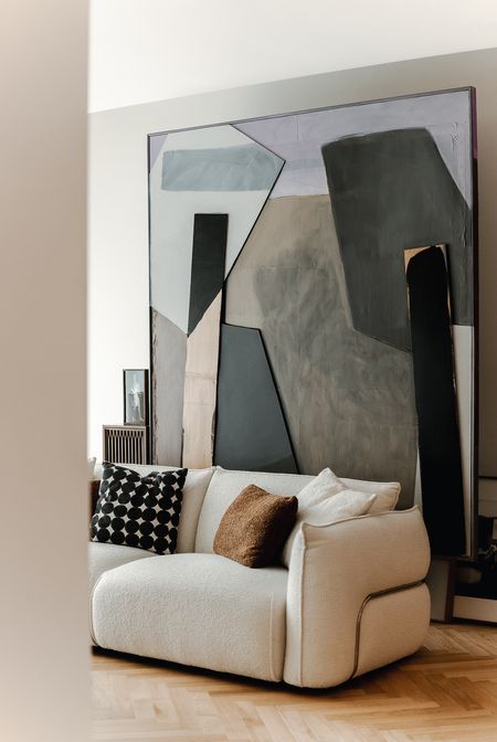 Wnętrze salonu w stylu japandi z minimalistycznym wystrojem, nowoczesna sofa.