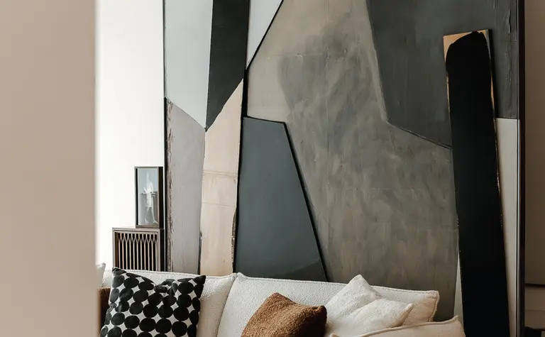 Wnętrze salonu w stylu japandi z minimalistycznym wystrojem, nowoczesna sofa.