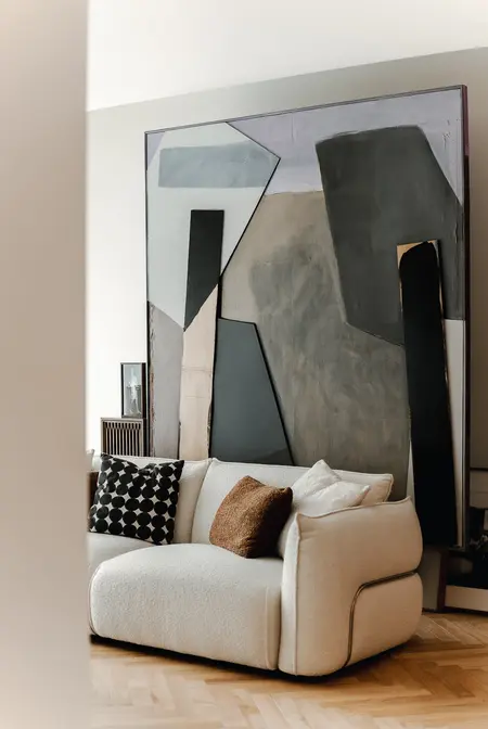 Wnętrze salonu w stylu japandi z minimalistycznym wystrojem, nowoczesna sofa.