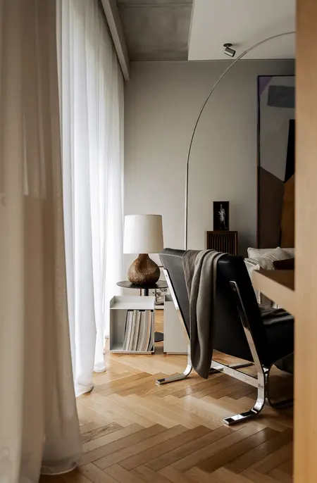 Wnętrze z lampą, drewnianym stołem i minimalistycznym designem w stylu japandi i soft minimalizm.