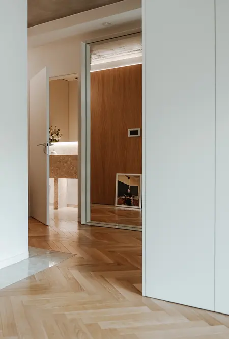 Wnętrze w stylu japandi z minimalistycznym drewnem i nowoczesnymi detalami.