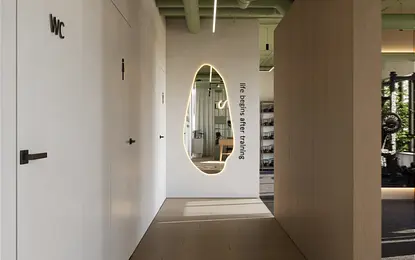 Korytarz w stylu eklektycznym, japandi, minimalistycznym z lustrami i białymi ścianami.