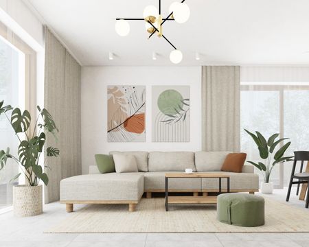 Wnętrze salonu w stylu boho i rustykalnym z jasną sofą i roślinami.