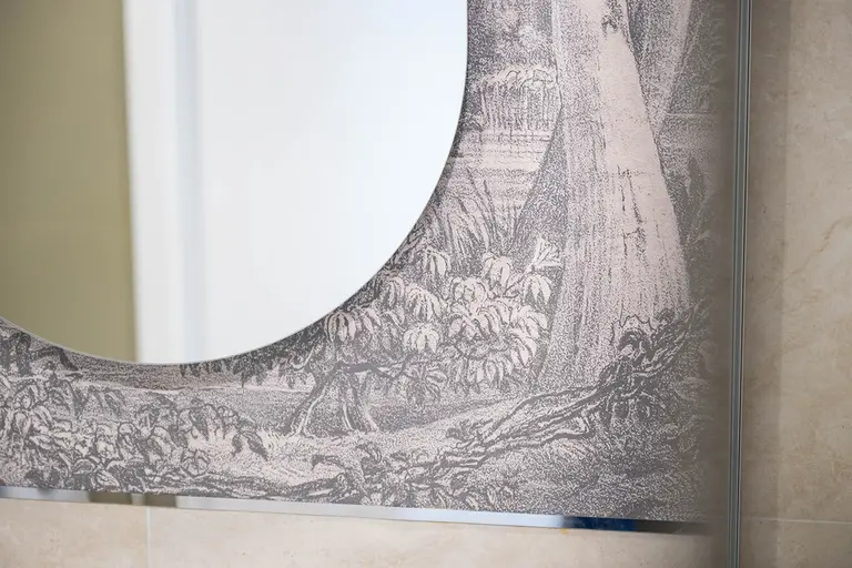 Lustro z detalem w stylu japandi, vintage i współczesnym w łazience.