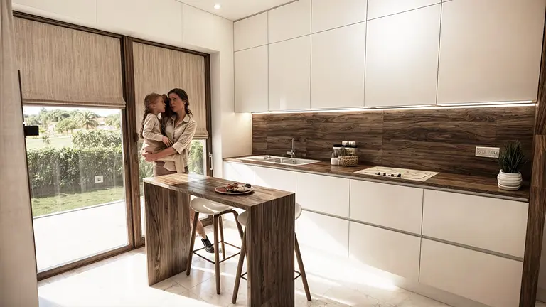 Kuchnia z drewnianym blatem, białymi meblami i dużym oknem, nowoczesny design