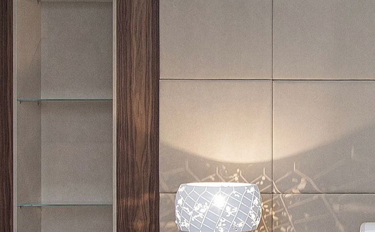 Wnętrze sypialni z eklektycznym designem, drewniana szafka, lampa nocna.
