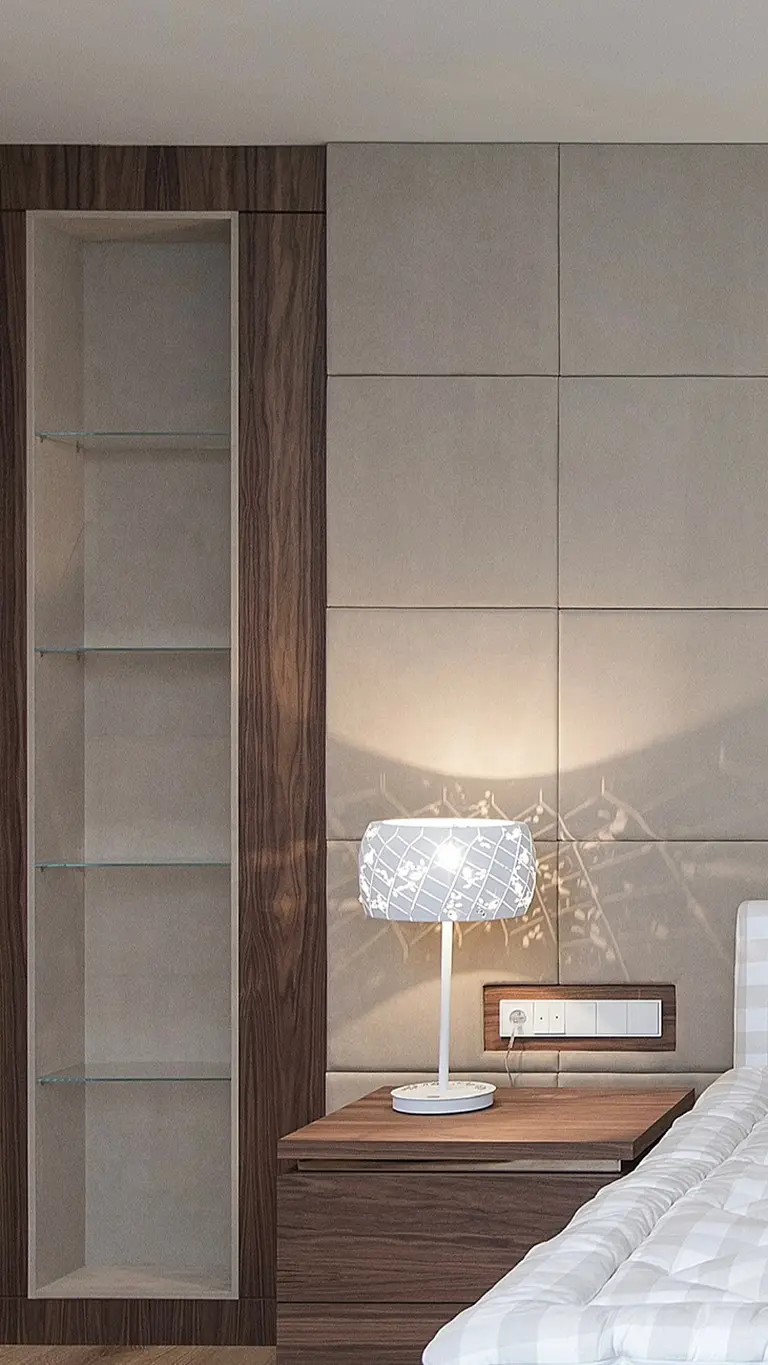 Wnętrze sypialni z eklektycznym designem, drewniana szafka, lampa nocna.