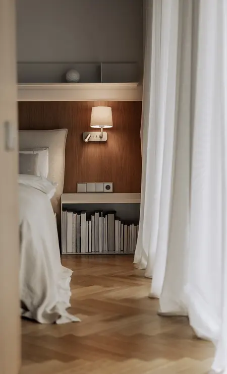 Wnętrze sypialni w stylu japandi z minimalistycznymi akcentami.