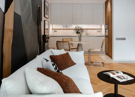 Wnętrze kuchni w stylu japandi z minimalistycznym designem i nowoczesnymi akcentami.